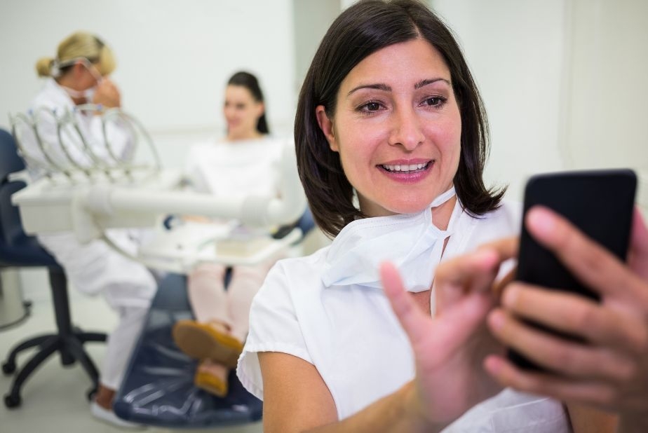Paziente con smartphone in studio