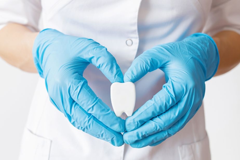 Odontoiatria solidale e screening neonatale, in Piemonte un investimento da 3,6 milioni Mani con guanti che formano un cuore con al centro un dente