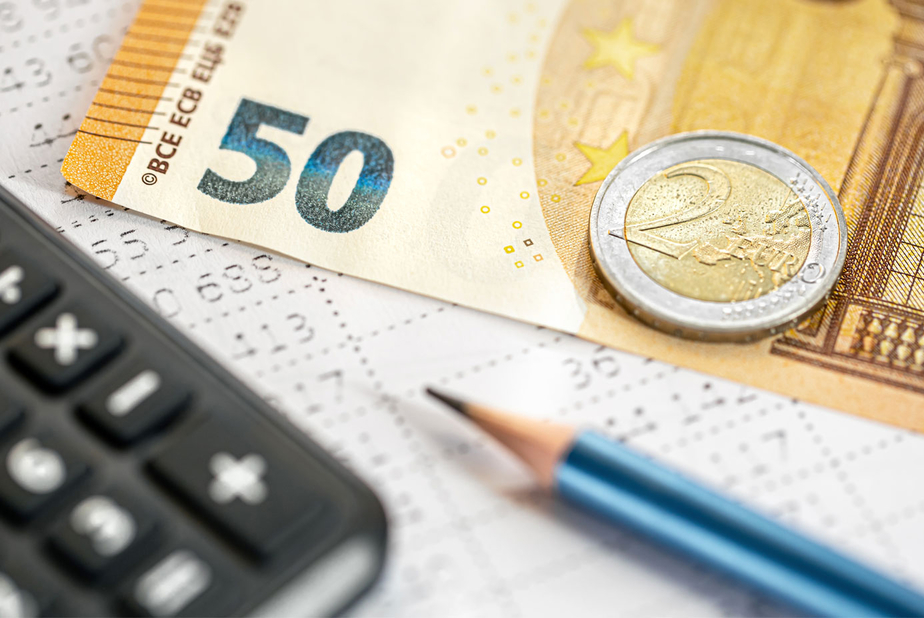 calcolatrice, matita e soldi contanti