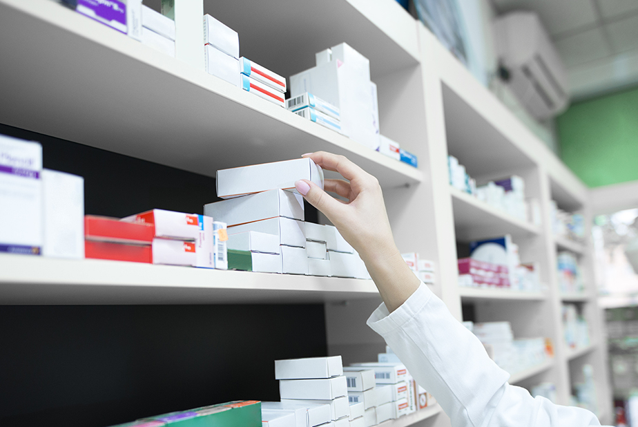 AIFA, online il Rapporto sulle attività 2025 Scaffale farmacia