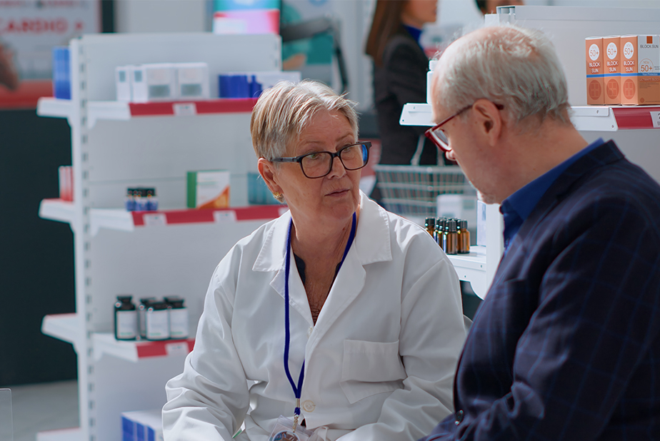 Farmaci e salute orale negli anziani: il farmacista può aiutare a intercettare i rischi Farmacista e cliente che dialogano