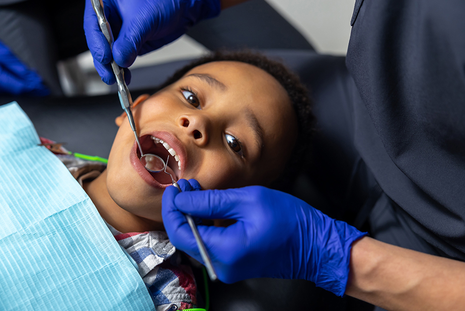 Ortodonzia gratuita e fragilità sociale: l'esperienza della Caritas di Roma bambino dal dentista