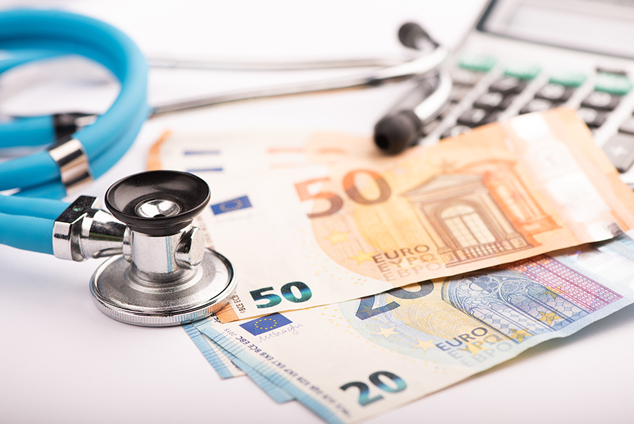 soldi con strumenti medici
