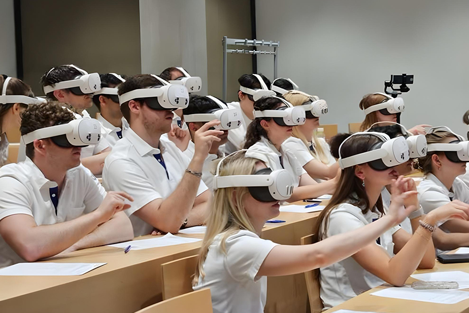 Realtà mista nella formazione odontoiatrica: uno studio valuta interesse, coinvolgimento e tollerabilità studenti di medicina con visori per realtà virtuale