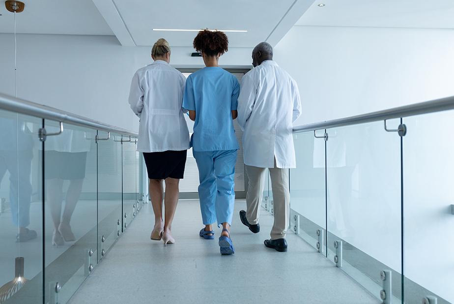 Medici e professionisti di spalle
