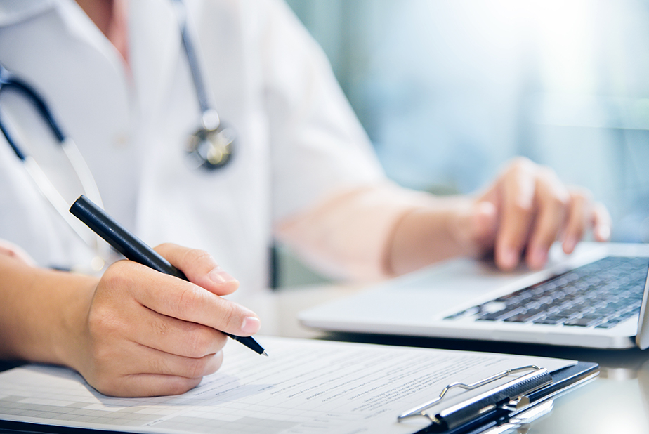 LEA aggiornati dopo il 2017: oltre 800 nuove prestazioni, servizi e terapie primo piano di mani di medico al pc e con blocco