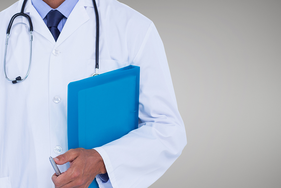 Professioni sanitarie, 896 procedimenti pendenti: Salutequità chiede interventi urgenti sulla CCEPS primo piano di medico con cartellina sotto braccio e stetoscopio al collo