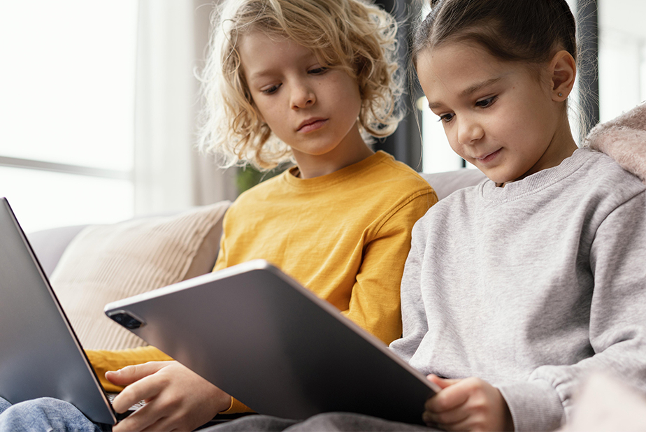 bambini con tablet
