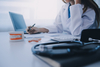 medico con modellino di dentatura e pc