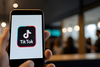 Smartphone con logo TikTok